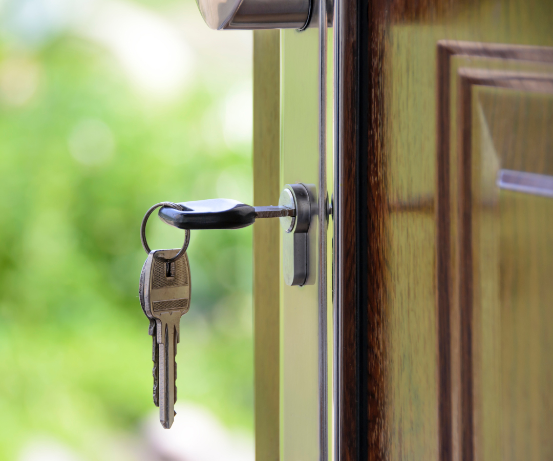 Clés sur une porte en bois